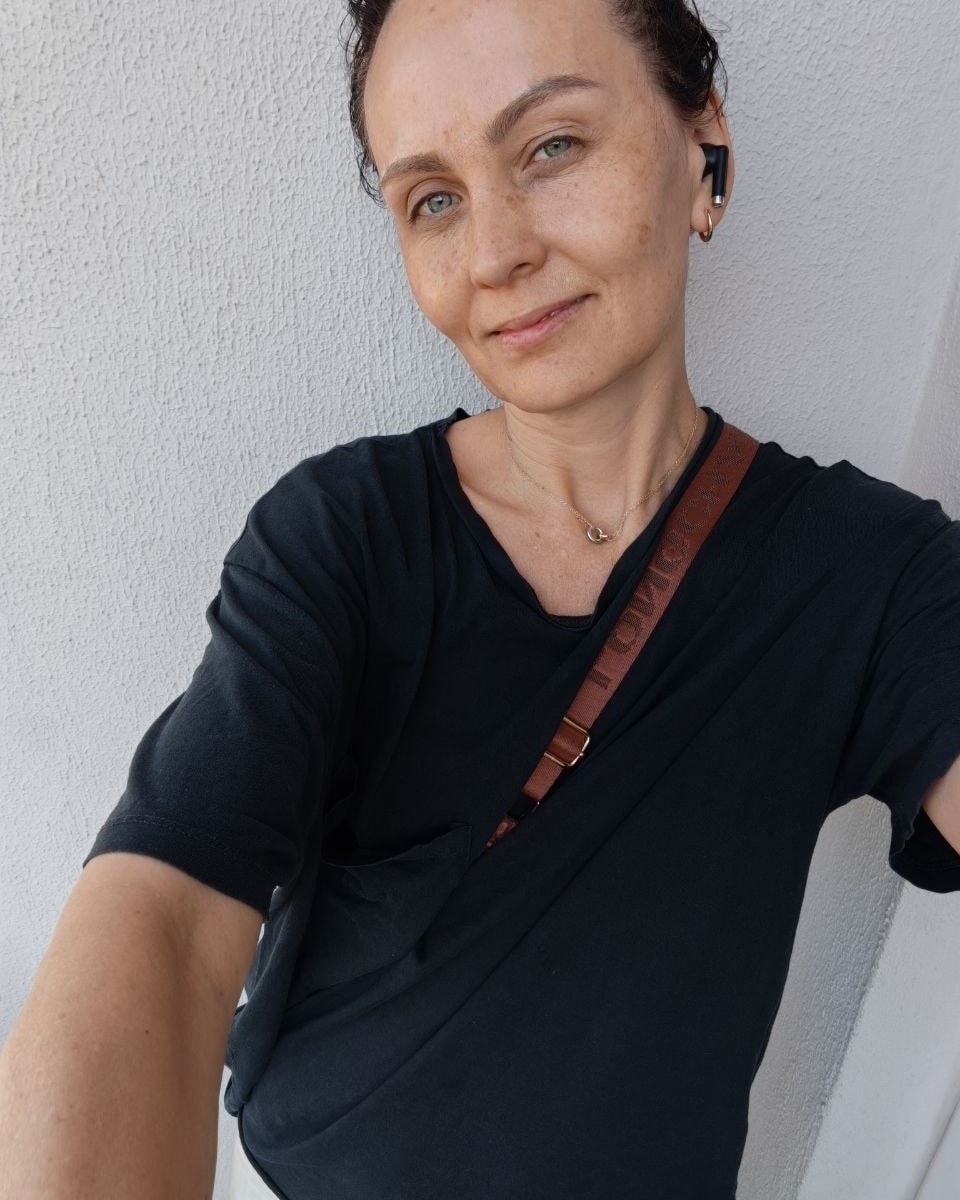 Ольга Шилова — портрет в чёрной футболке