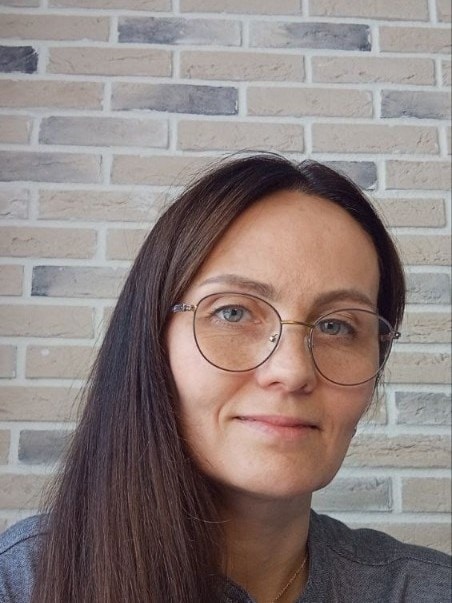 Ольга Шилова — портрет на фоне кирпичной стены
