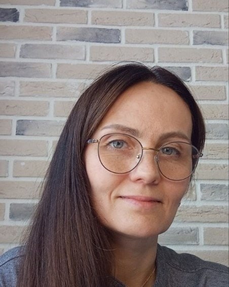 Ольга Шилова — портрет на фоне кирпичной стены
